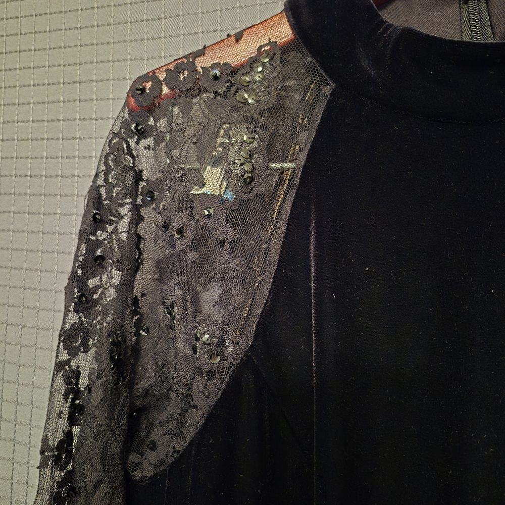 Jessica Howard Black Velvet & Lace Elegant Holiday Dress W/ Vegan Fur Cuffs